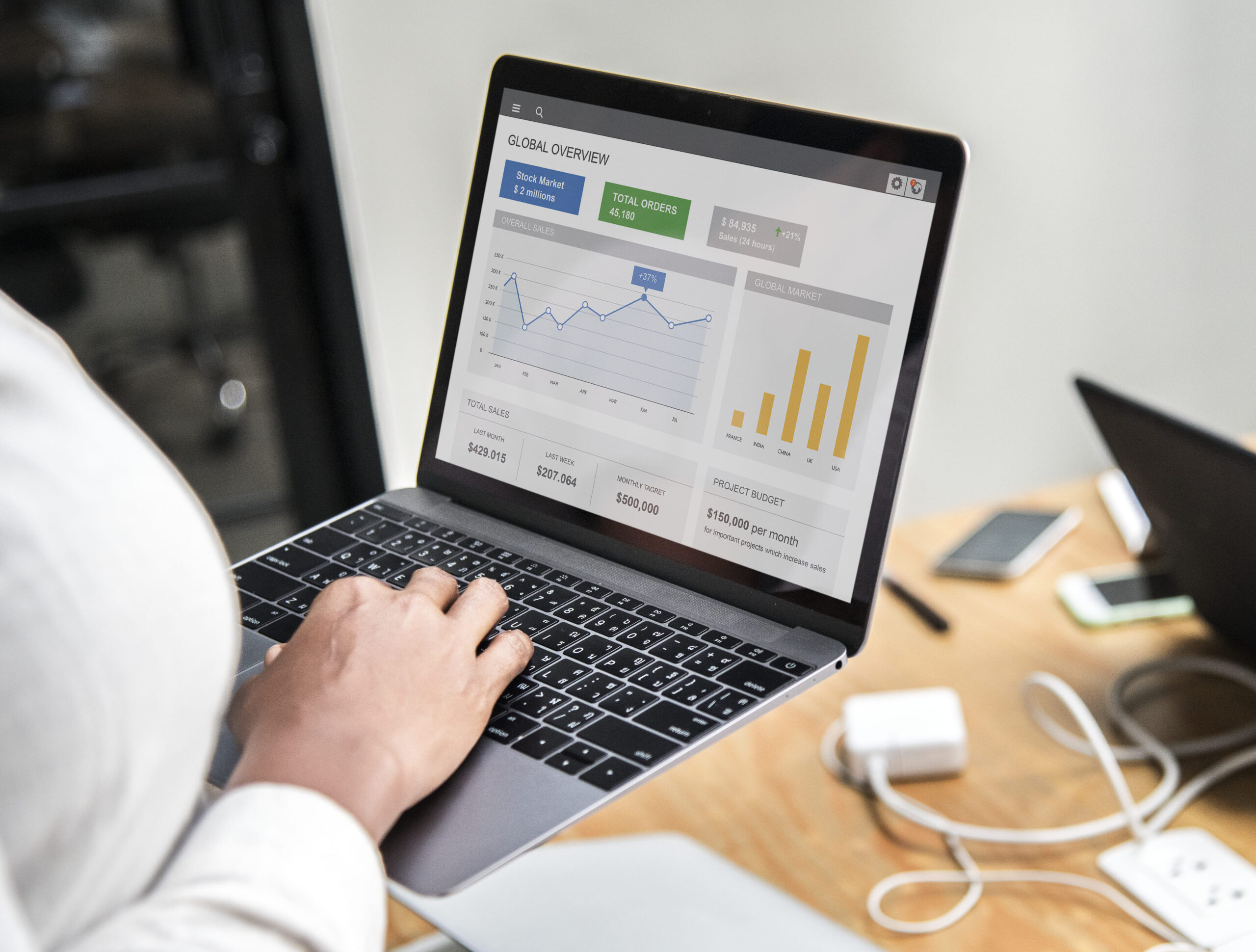 businesswoman-working-laptop (1)